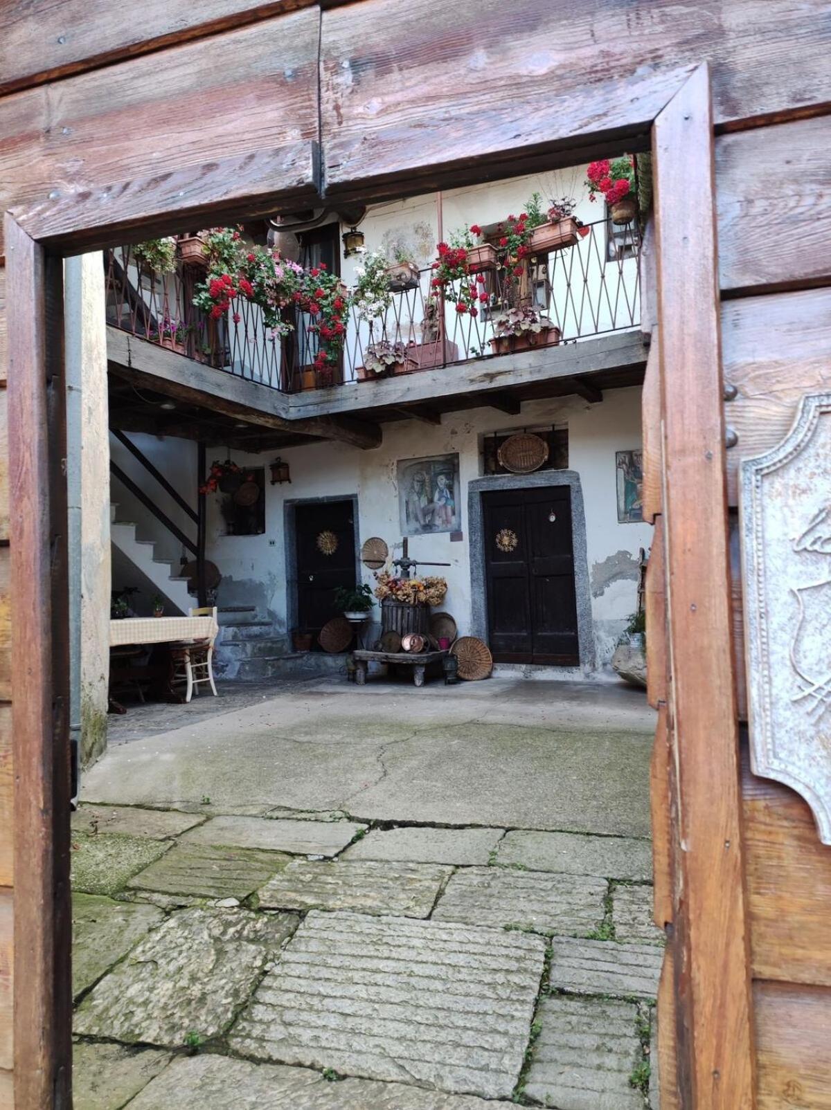 La Corte Del Poeta Arcumeggia Exterior photo